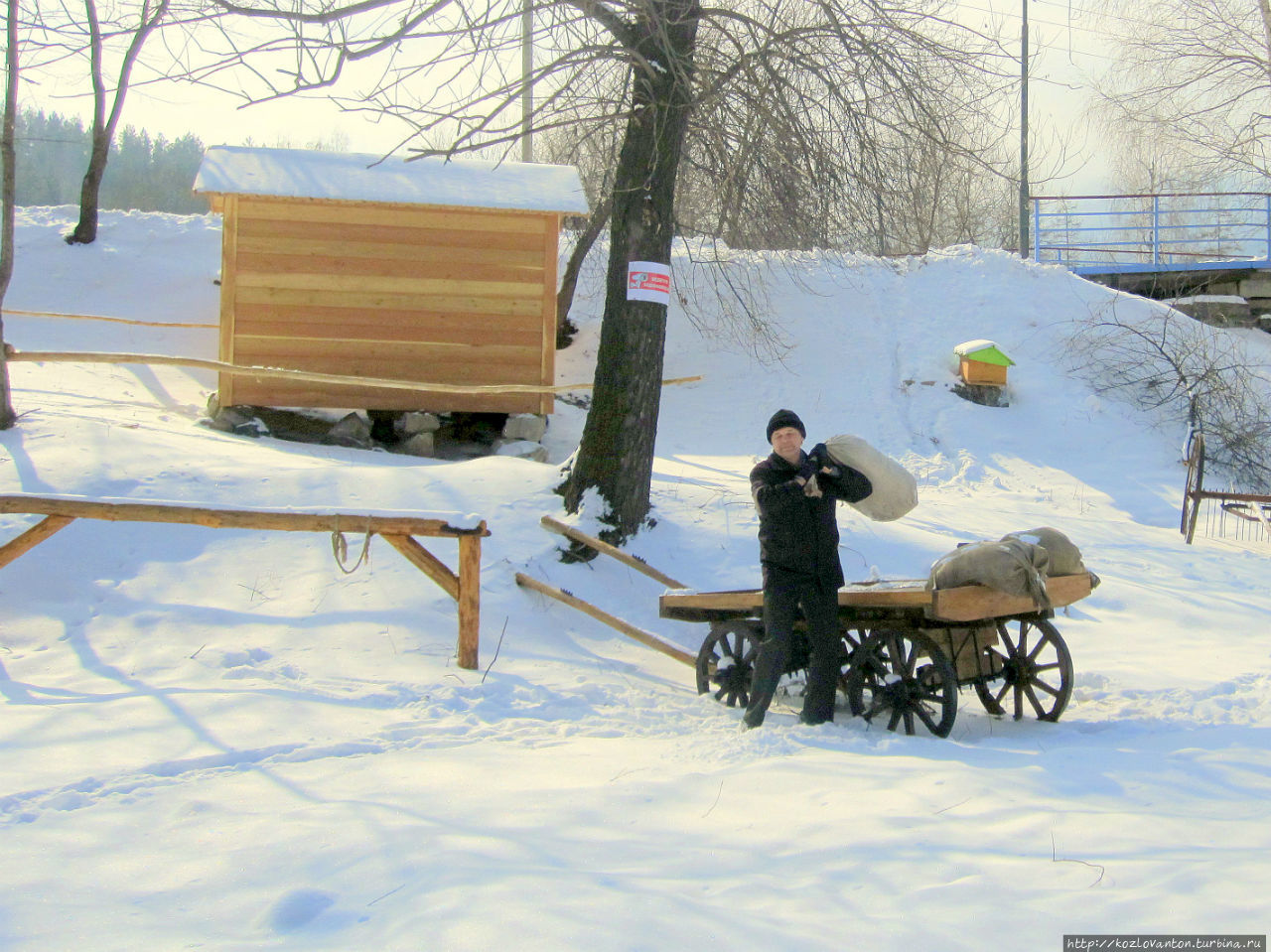 Напротив музея и в мороз, и в стужу трудятся, не разгибая спины, местные крестьяне. Белокуриха, Россия