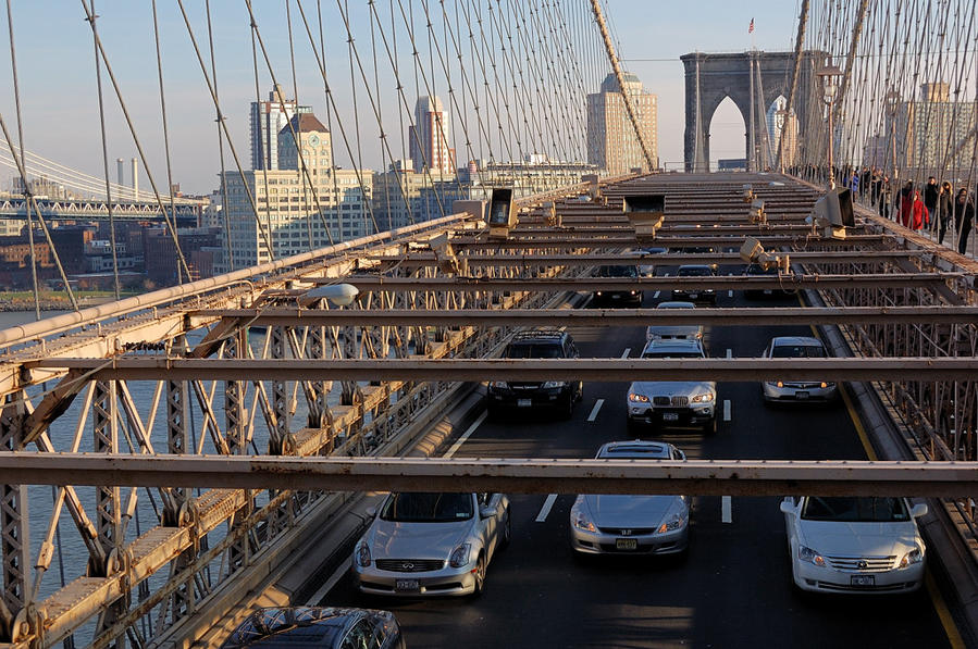 Бруклинский мост. Внизу едут машины Нью-Йорк, CША