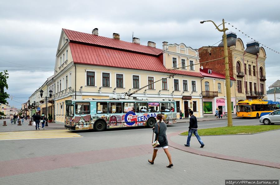 От сквера начинается непременная для белорусских городов пешеходная улица. Называется, что характерно, Советская :) Гродно, Беларусь