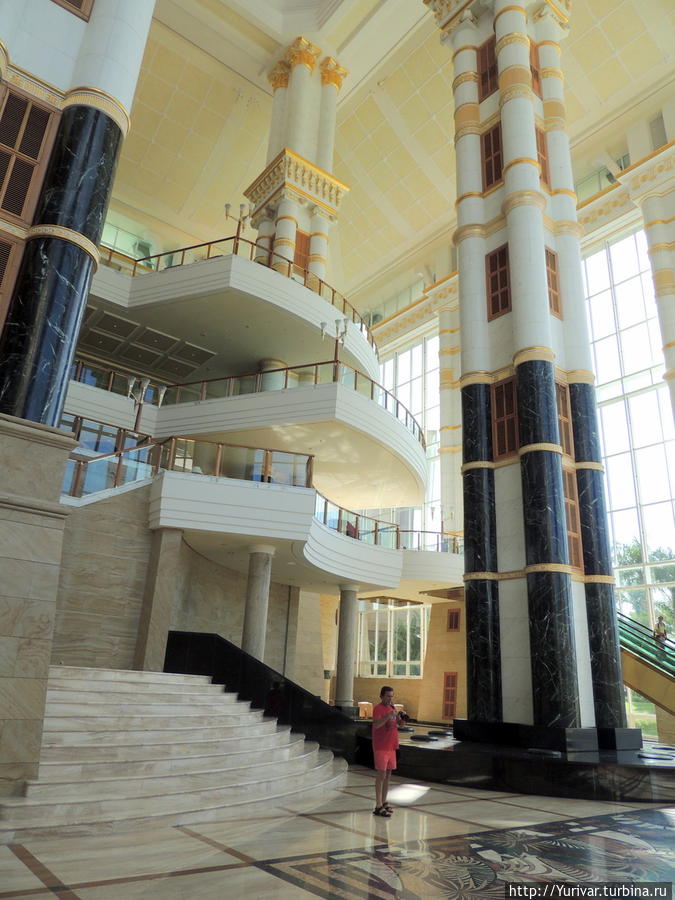 Нижний холл отеля Муара, Бруней