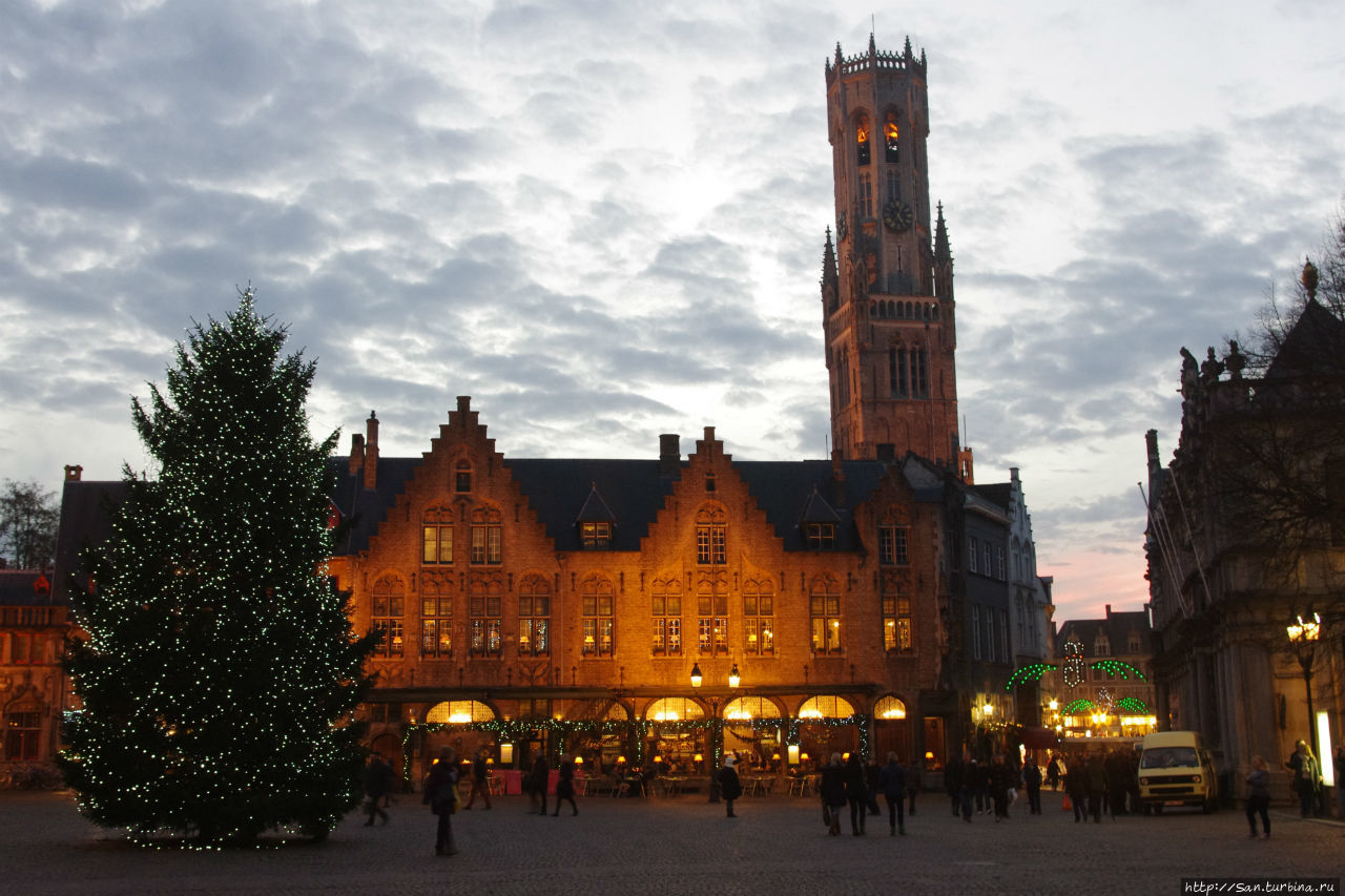 Рождественский вечер на площади Брюгге, Бельгия
