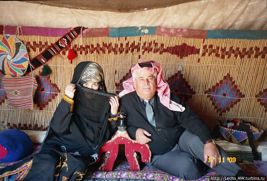 Гюльчатай открой личико..с нашим дамасским гидом в бедуинском наряде и соответственно шатре) Сирия