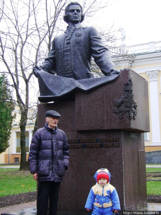 Гомельский дед Валерий приобщает внука Вову к жизни замечательных людей Гомель, Беларусь