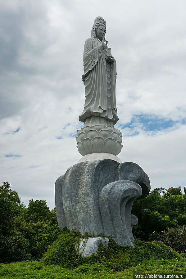 Статуя Будды на горе Нячанг, Вьетнам