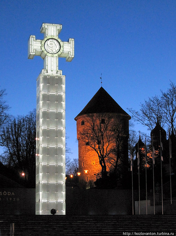 В Таллинне темнело. Со стороны Vabaduse väljak (площади Свободы) за белеющем в сумерках Монументом Победы в освободительной войне 1918-20 г.г. уже засыпала, включив неяркое ночное освещение, старая башня КИК ИН ДЕ КЁК Таллин, Эстония