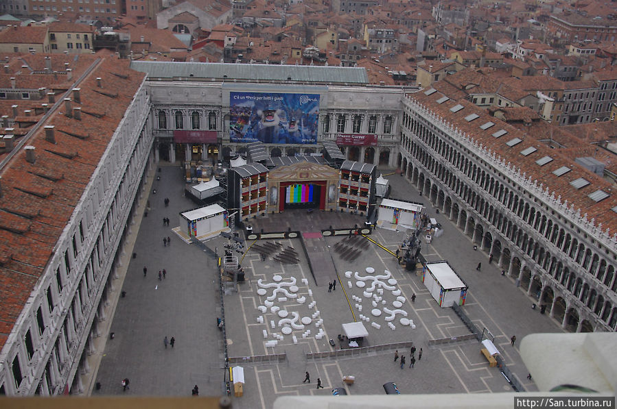 Сан Марко с высоты Кампаниллы. Наверху — пронизывающий ветер, а внизу идут последние приготовления перед открытием. Сан Марко с высоты Кампаниллы. Наверху — пронизывающий ветер, а внизу идут последние приготовления перед открытием.
