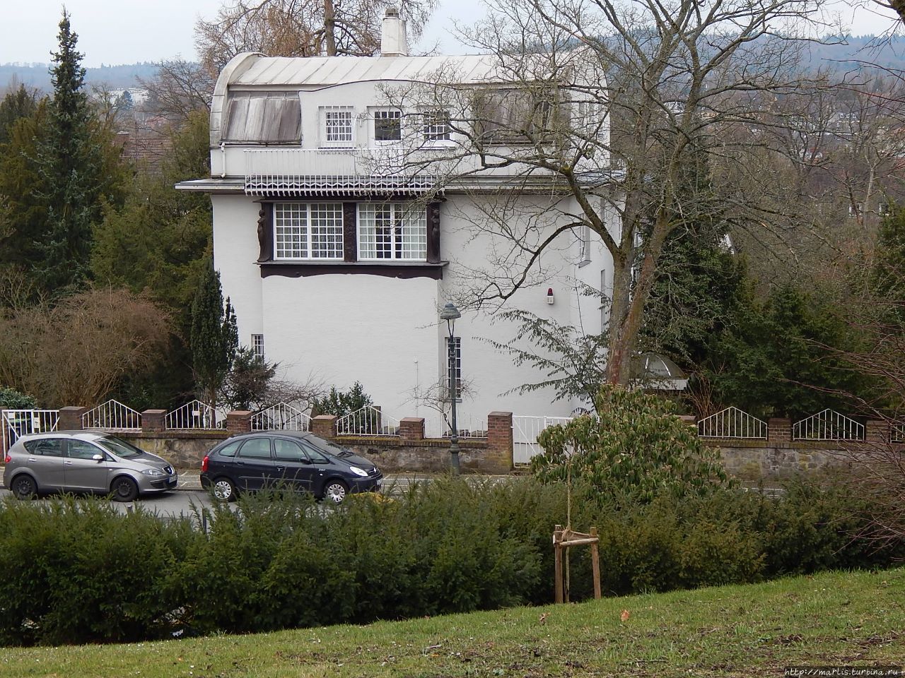 Малый  дом Глюкерта — вилла, построена Ольбрихом  в 1901 году для Рудольфа Боссельта. Продана мебельному фабриканту Глюкерту Дармштадт, Германия