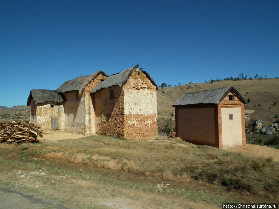 Такие домики — типичный ландшафт Мадагаскара Амбуситра, Мадагаскар