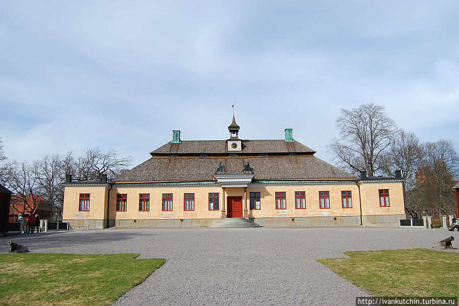Поместье. Дом не совсем деревянный, но красивый. Поместье. Дом не совсем деревянный, но красивый.