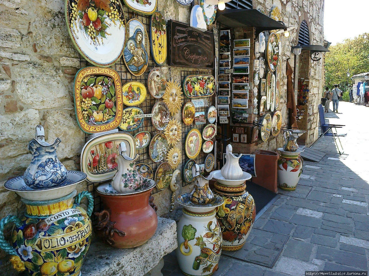 Магазин керамики Козепрециозе Баньо-Виньони, Италия