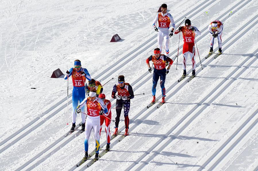 Лыжники на дистанции командного спринта Красная Поляна, Россия