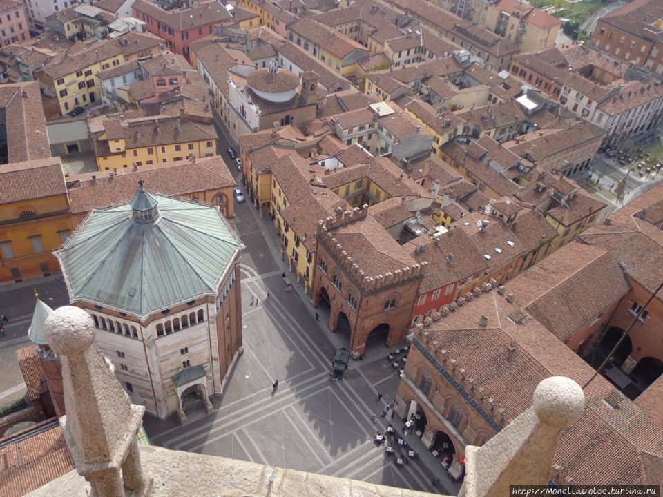 Пиацца Комунэ,Торраццо: вид со смотровой площадки Кремона, Италия