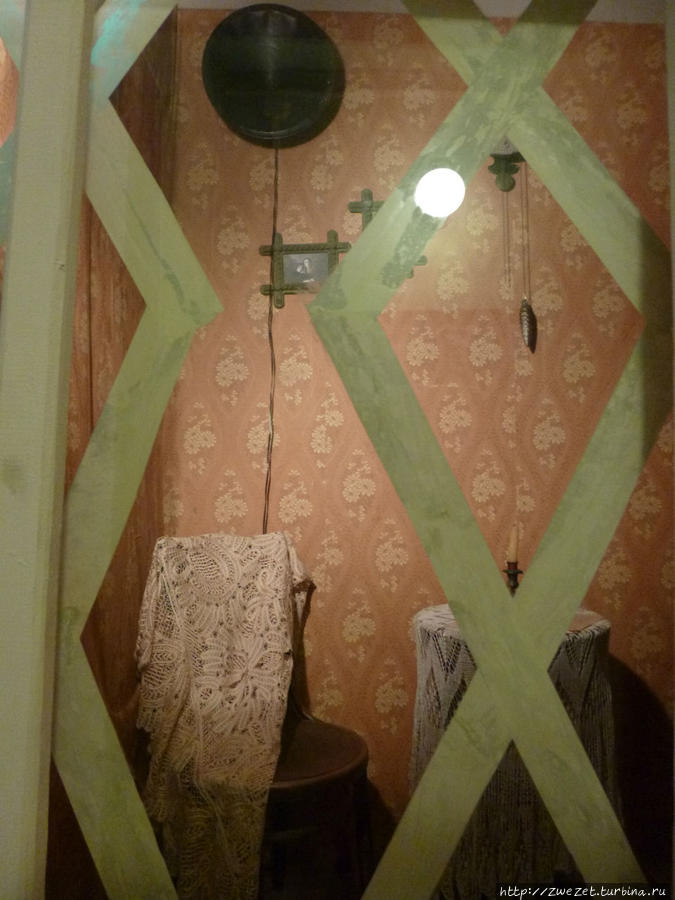 Типичная обстановка жилой комнаты в Волхове через заклеенное окно Волхов, Россия