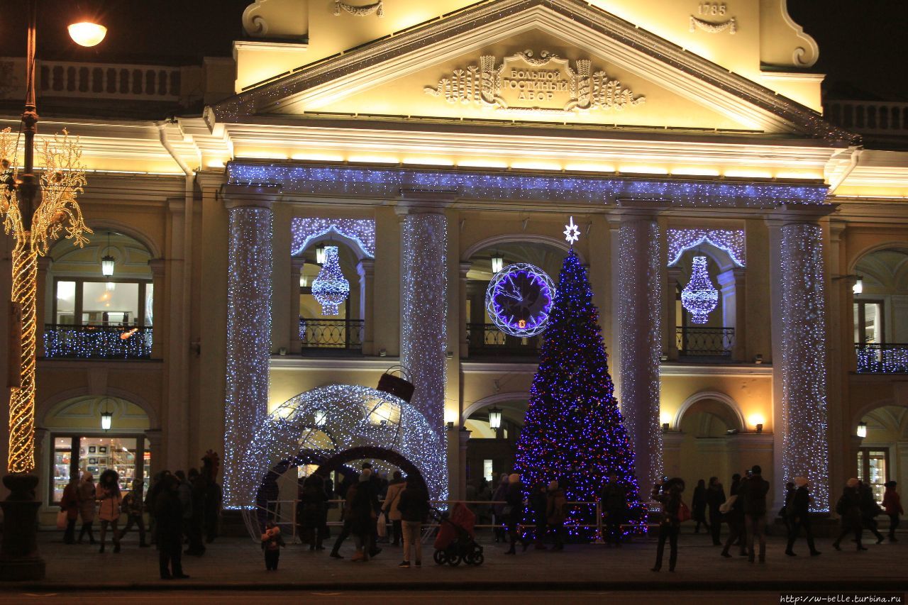 Гостиный двор в этом году очень благородный — серебристо — фиолетовый. Санкт-Петербург, Россия