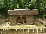 Алтарь — один из наиболее сохранившихся. Человек  медитирующий у входа в пещеру, а сверху схематичное изображение ягуара со скрещенными клыками.