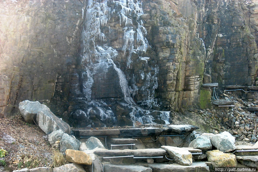 Искусственный водопад в кампусе уже стал сосульками Искусственный водопад в кампусе уже стал сосульками