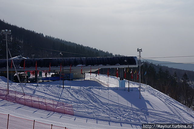 Первый уровень комплекса. Здесь происходит пересадка на следующею канатку до вершины горы.Многие остаются здесь. Высоты для спуска предостаточно. Часть кафе, прокат находятся здесь. Первый уровень комплекса. Здесь происходит пересадка на следующею канатку до вершины горы.Многие остаются здесь. Высоты для спуска предостаточно. Часть кафе, прокат находятся здесь.