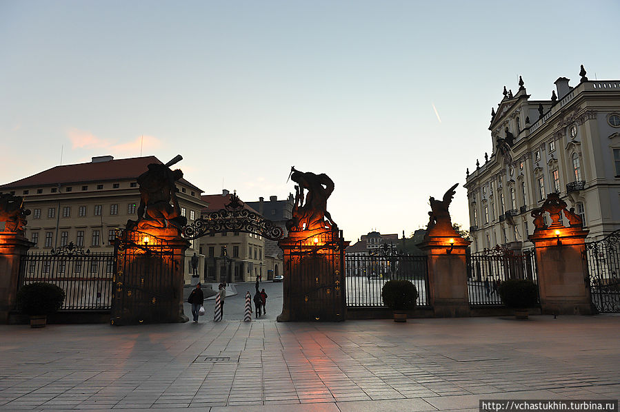 Ворота Пражского града, вечер. Ворота Пражского града, вечер.