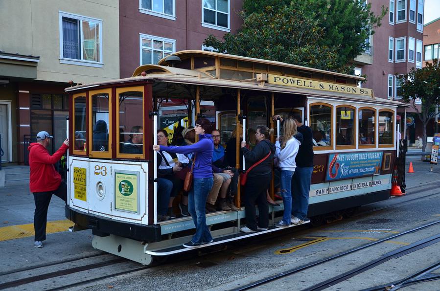 Исторический трамвайчик едет по Пауэлл-стрит Сан-Франциско, CША