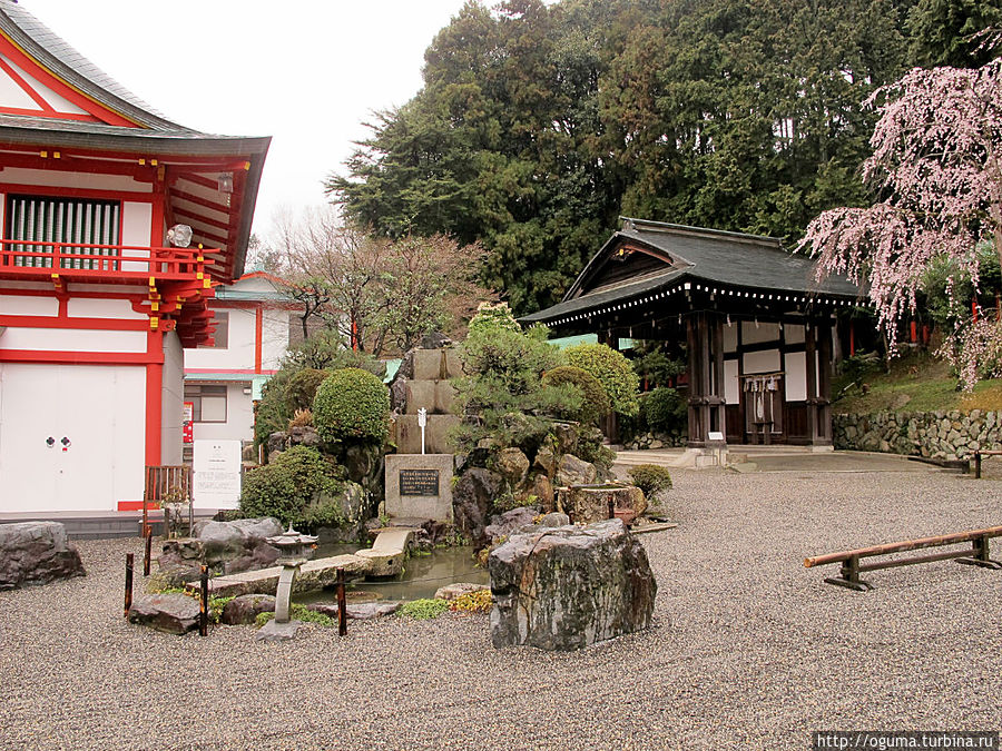 Модель первых водяных часов сделанных в Японии, создание которых приписывают императору Тэндзи, когда тот был ещё принцем. Модель первых водяных часов сделанных в Японии, создание которых приписывают императору Тэндзи, когда тот был ещё принцем.