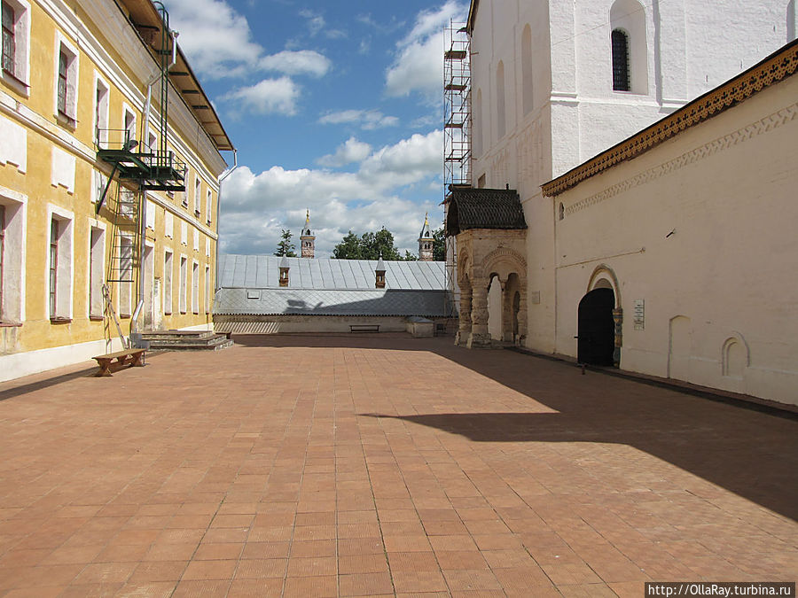 Самуилов корпус (слева) и Белая палата (служила трапезной, здесь же находится и Отдаточная палата). Самуилов корпус (слева) и Белая палата (служила трапезной, здесь же находится и Отдаточная палата).