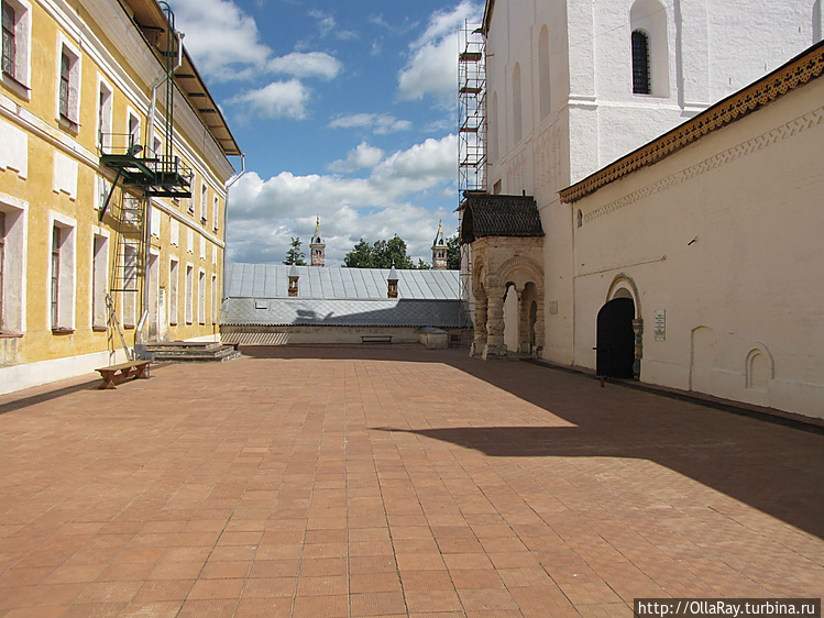 Самуилов корпус (слева) и