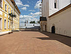 Самуилов корпус (слева) и  Белая палата (служила трапезной, здесь же находится и Отдаточная палата).