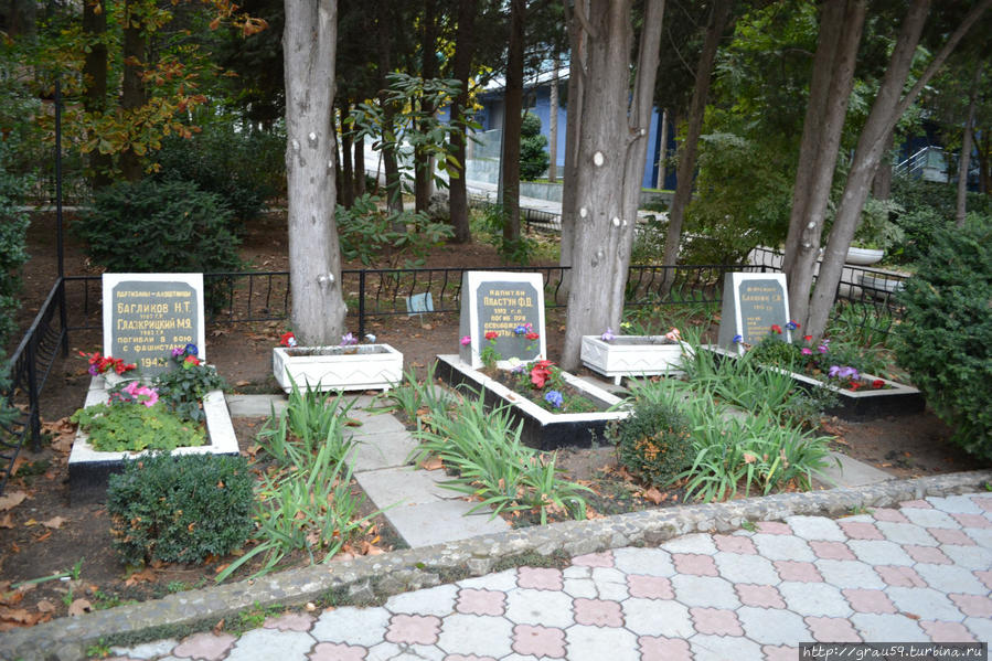 Три могилы возле набережной Алушта, Россия