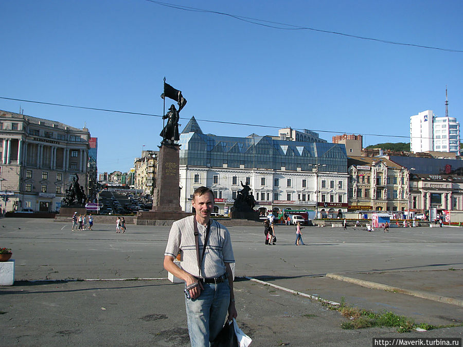 Центральная площадь города. Здесь установлен памятник борцам за власть Советов. Владивосток, Россия