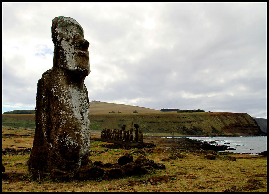 Рядом с аху Тонгарики стоит одинокий моаи Остров Пасхи, Чили