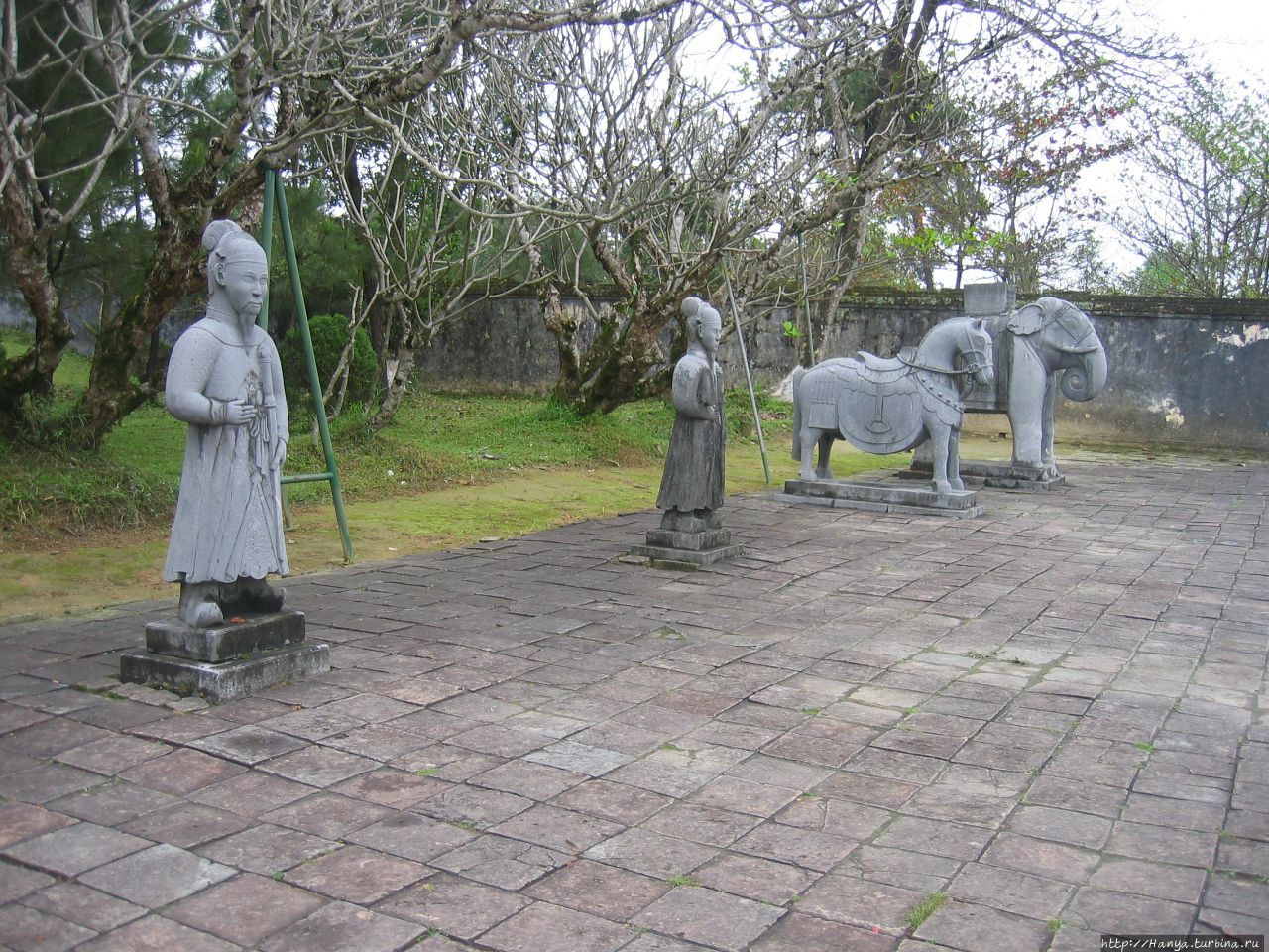 Хюэ. Гробницы Минь Манга. Фигуры слона, лошади и воинов во Дворе Славы Хюэ, Вьетнам