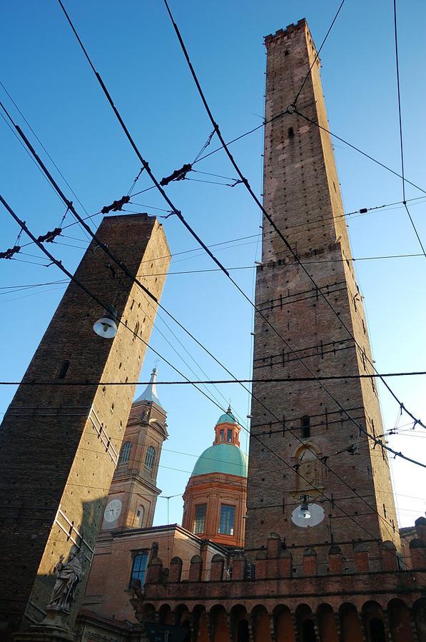 В 12-м веке в Болонье каждая состоятельная семья считала своим долгом построить похожую башню. Их было несколько десятков, если не сотен! Болонья, Италия