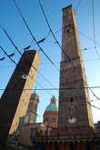 В 12-м веке в Болонье каждая состоятельная семья считала своим долгом построить похожую башню. Их было несколько десятков, если не сотен!
