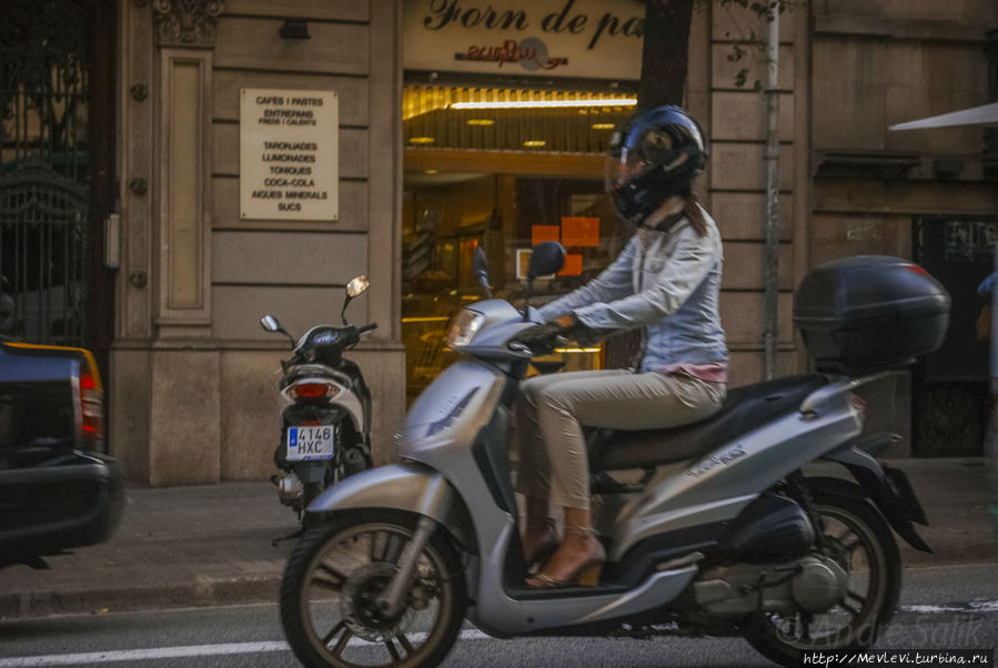 Стрит из кафе Барселона, Испания Стрит из кафе Барселона, Испания