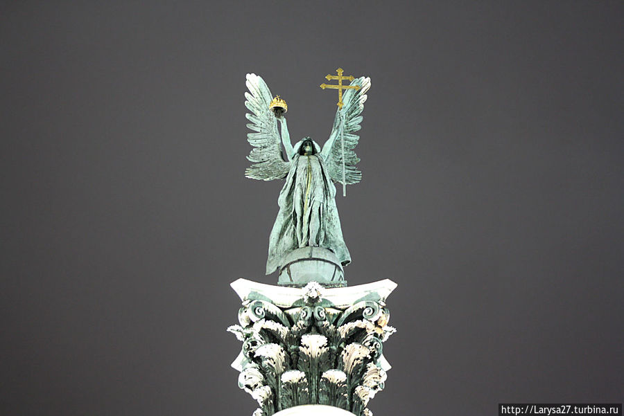 Площадь Героев. Памятник тысячелетию перехода мадьяр через Карпаты — вершина колонны с фигурой архангела Гавриила Будапешт, Венгрия