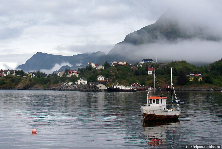 Лофотены — это уютные бухты и рыбацкие барки Острова Лофотен, Норвегия