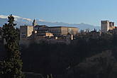 День в разгаре. Вид на Альгамбру, дворец Карла V и дворец Насридов cо смотровой площадки у церкви Святого Николая.