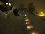 Вечерняя иллюминация в снегу возле гостиницы.