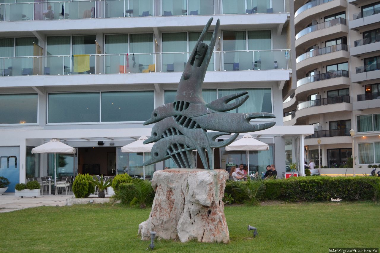 Памятник дельфинам Родос, остров Родос, Греция