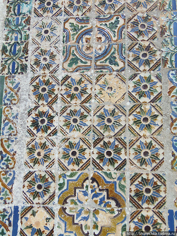 Одним из украшений дворца служат керамические панели — наследие мавританской архитектуры — азулежу. В данном случае мы наблюдаем не отреставрированный образец. Синтра, Португалия