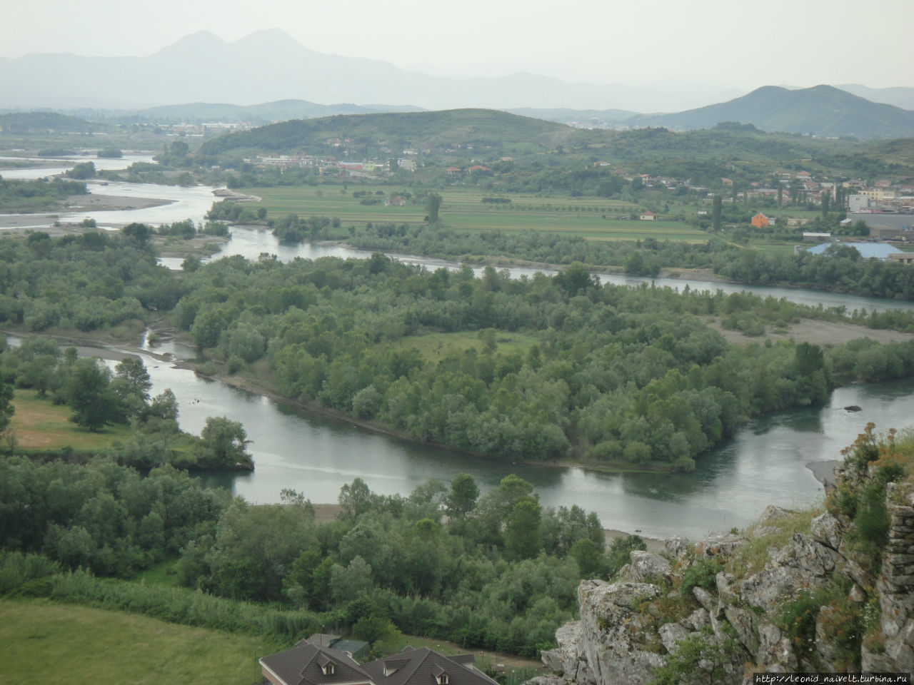 Шкодер. Замурованные женщины и герои, разлитые по бутылкам Шкодер, Албания Шкодер. Замурованные женщины и герои, разлитые по бутылкам Шкодер, Албания