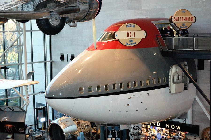 Весь Боинг-747 в музей не поместился, поэтому здесь представлена лишь его носовая часть. Но зато можно зайти в кабину пилота! Вашингтон, CША