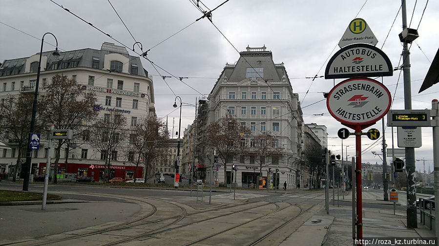 остановка 1 трамвая, справа табло, на котором указано через сколько минут прибудет трамвай Вена, Австрия