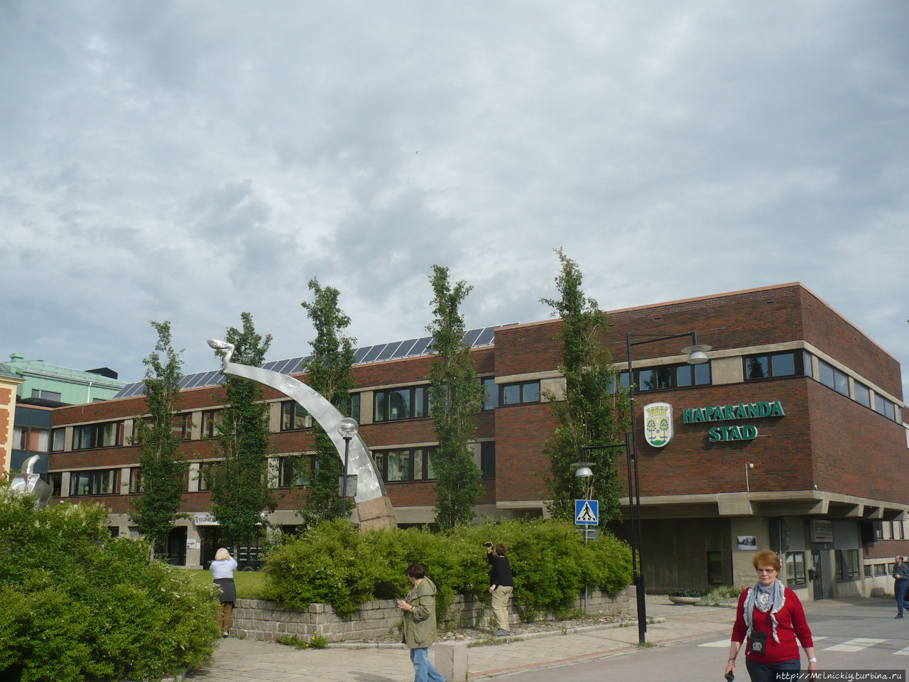 Променад по Центральной площади Хапаранда, Швеция Променад по Центральной площади Хапаранда, Швеция