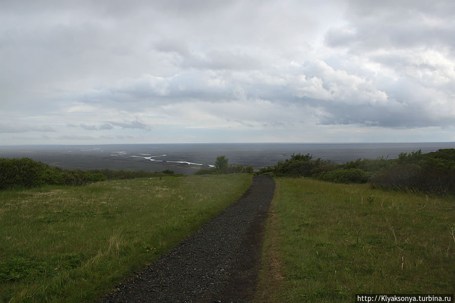 Та самая скользкая тропа с камнями-шариками. Та самая скользкая тропа с камнями-шариками.