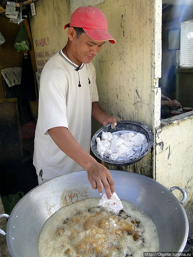 А если вы, глядя на буйство красок, проголодались, здесь же на рынке можно и подкрепиться жареными куриными ножками.. Хагна, остров Бохол, Филиппины