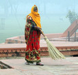 Большинство индийских женщин на любой работе и всегда носят свою красивую национальную одежду. Удобно ли в ней убирать улицы?