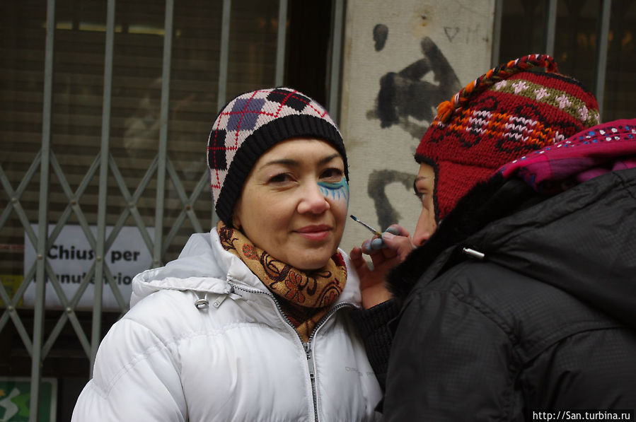 Тут же на всех улицах работают художники самых разных уровней, которые за 5-10 евро создатут на вашем лице праздничное выражение. Тут же на всех улицах работают художники самых разных уровней, которые за 5-10 евро создатут на вашем лице праздничное выражение.