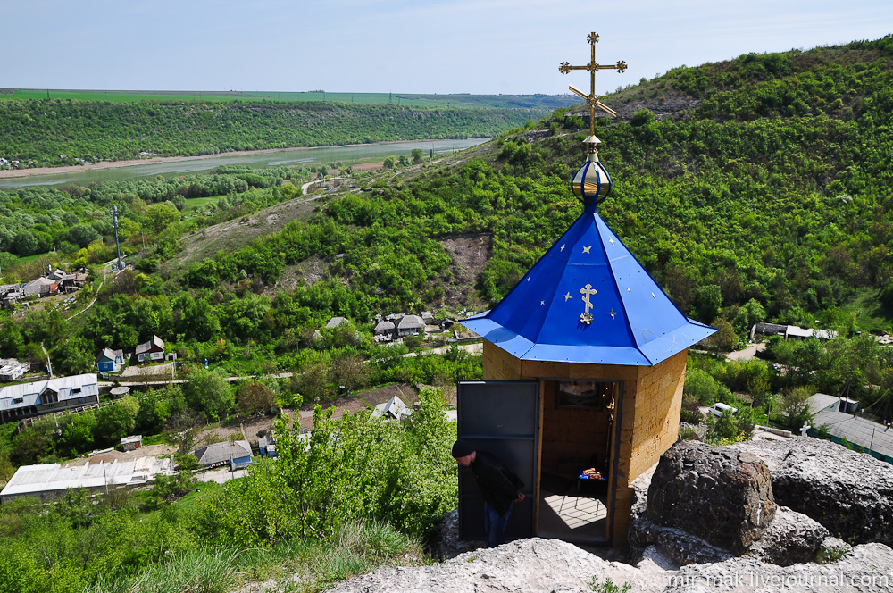 А вот и часовня накрывающая след Божьей Матери. Сахарна, Молдова