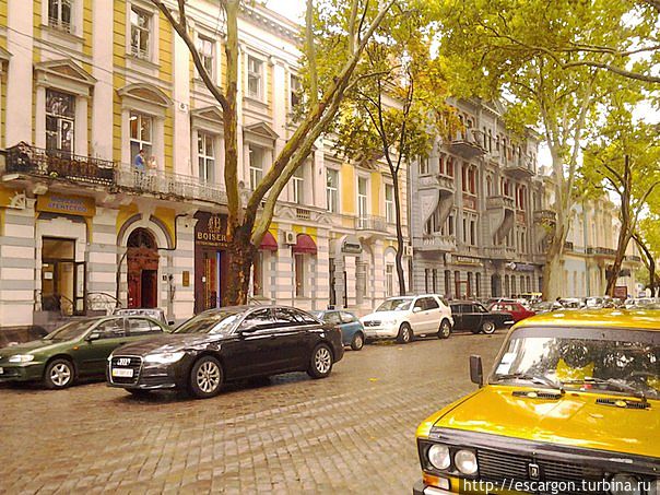 ...но старые советские жигули и москвичи ярких цветов очень гармонично смотрятся на улицах этого города. Одесса, Украина